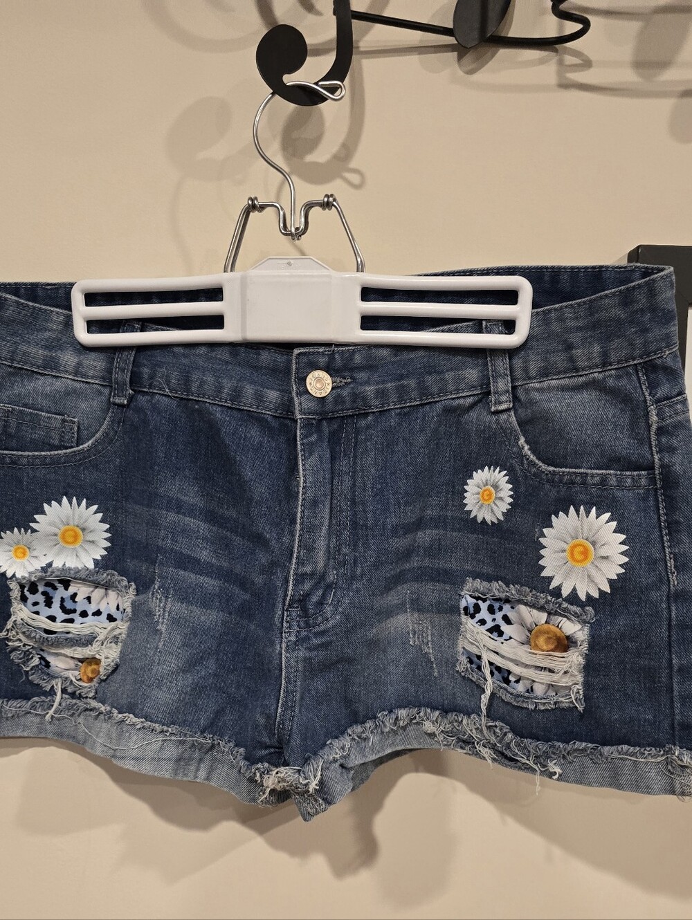 chic Dark Blue Denim Daisy Patch Distressed Jean Shorts